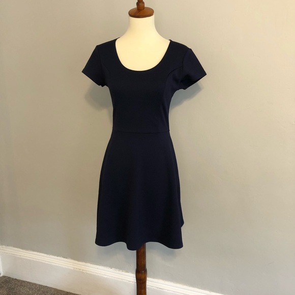 Charlotte Russe Dresses & Skirts - Charlotte Russe Navy blue basket weave print dress